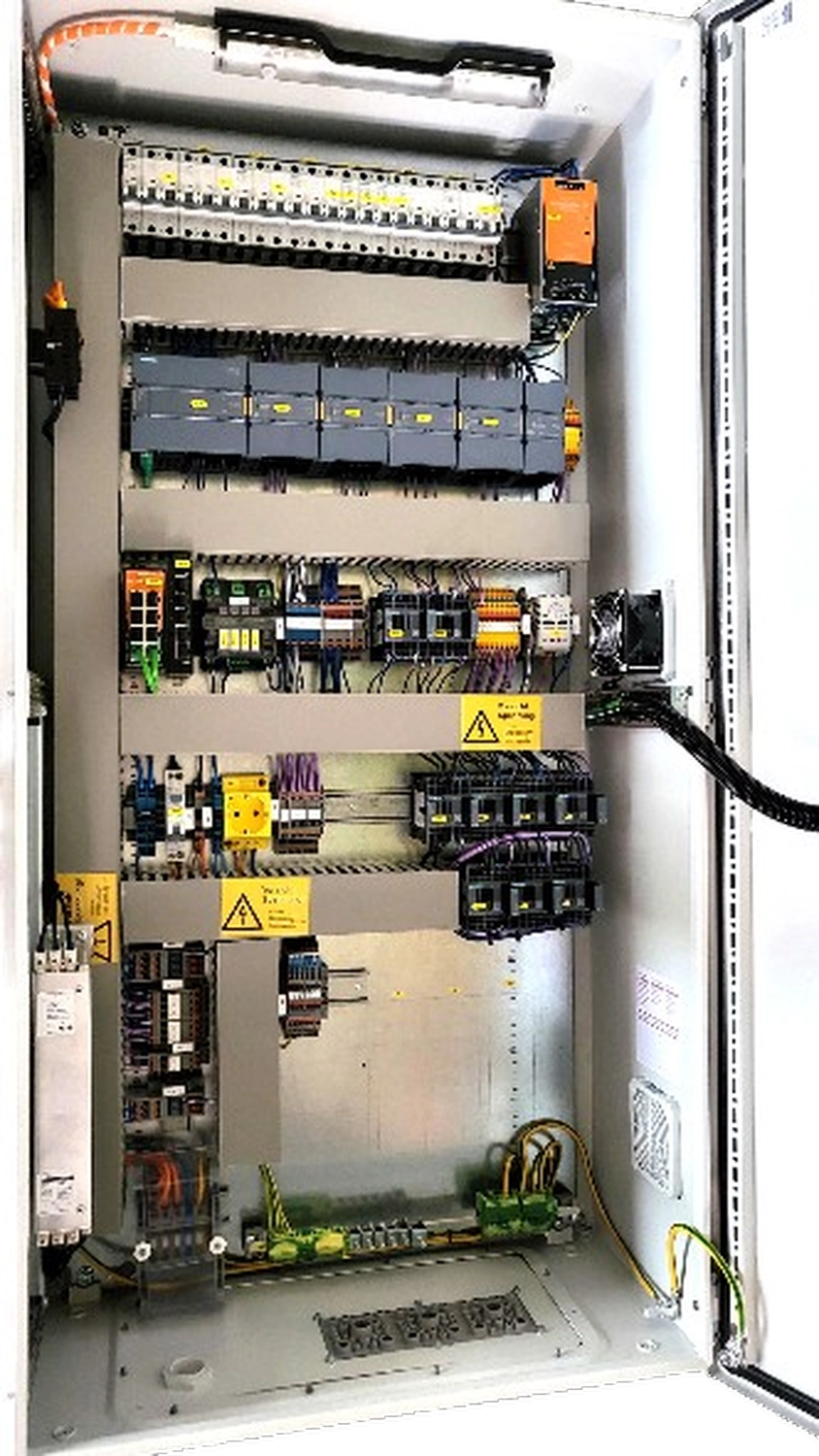 WI Automtisierungstechnik GmbH - Industrielle Automatisierung - Ein offener industrieller elektrischer Schaltschrank, der interne Komponenten wie Kabel, Leistungsschalter und Steuermodule zeigt.
