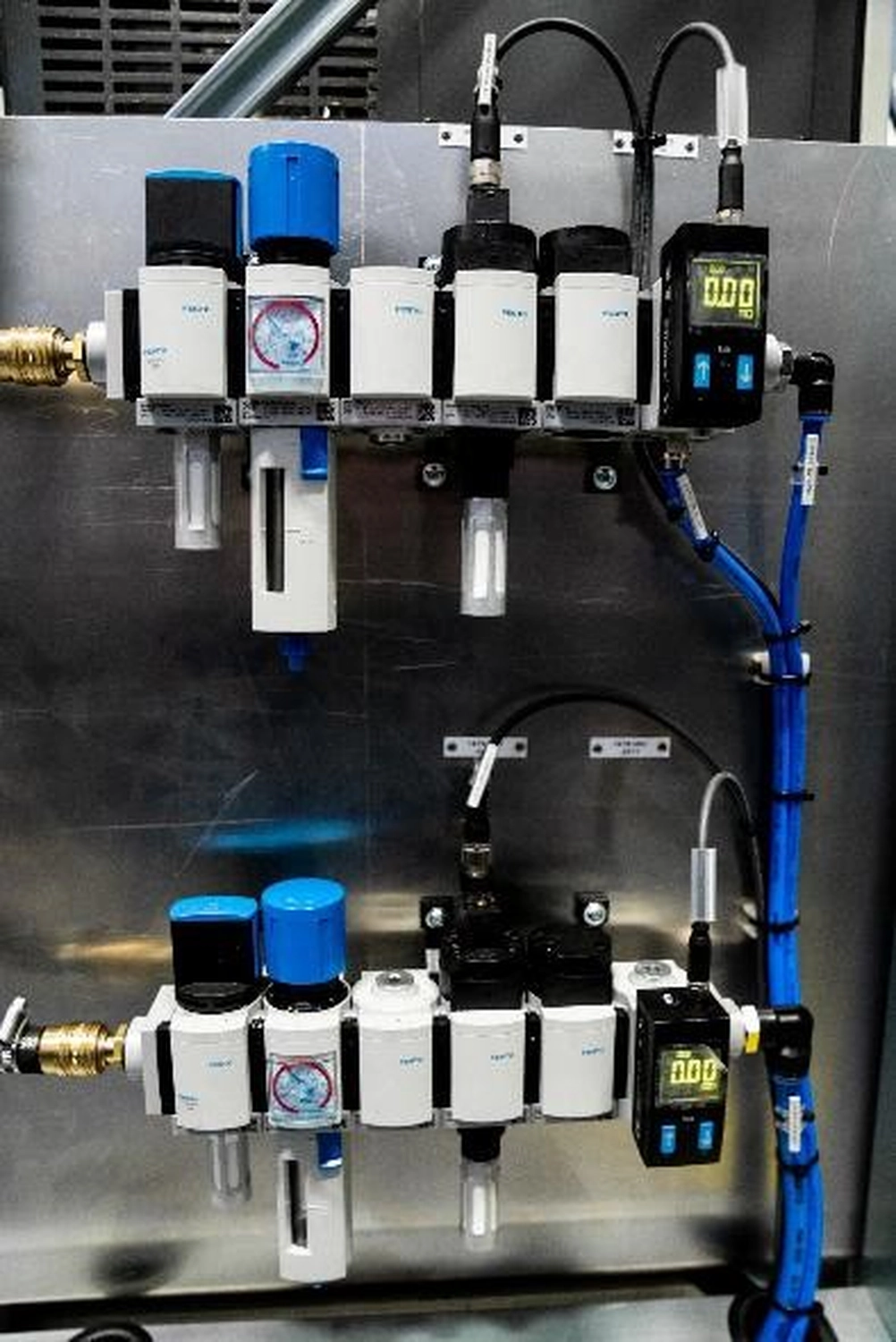 WI Automtisierungstechnik GmbH - Industrielle Automatisierung - Industrielle pneumatische Steuerungseinrichtungen, montiert auf einer Metallplatte.
