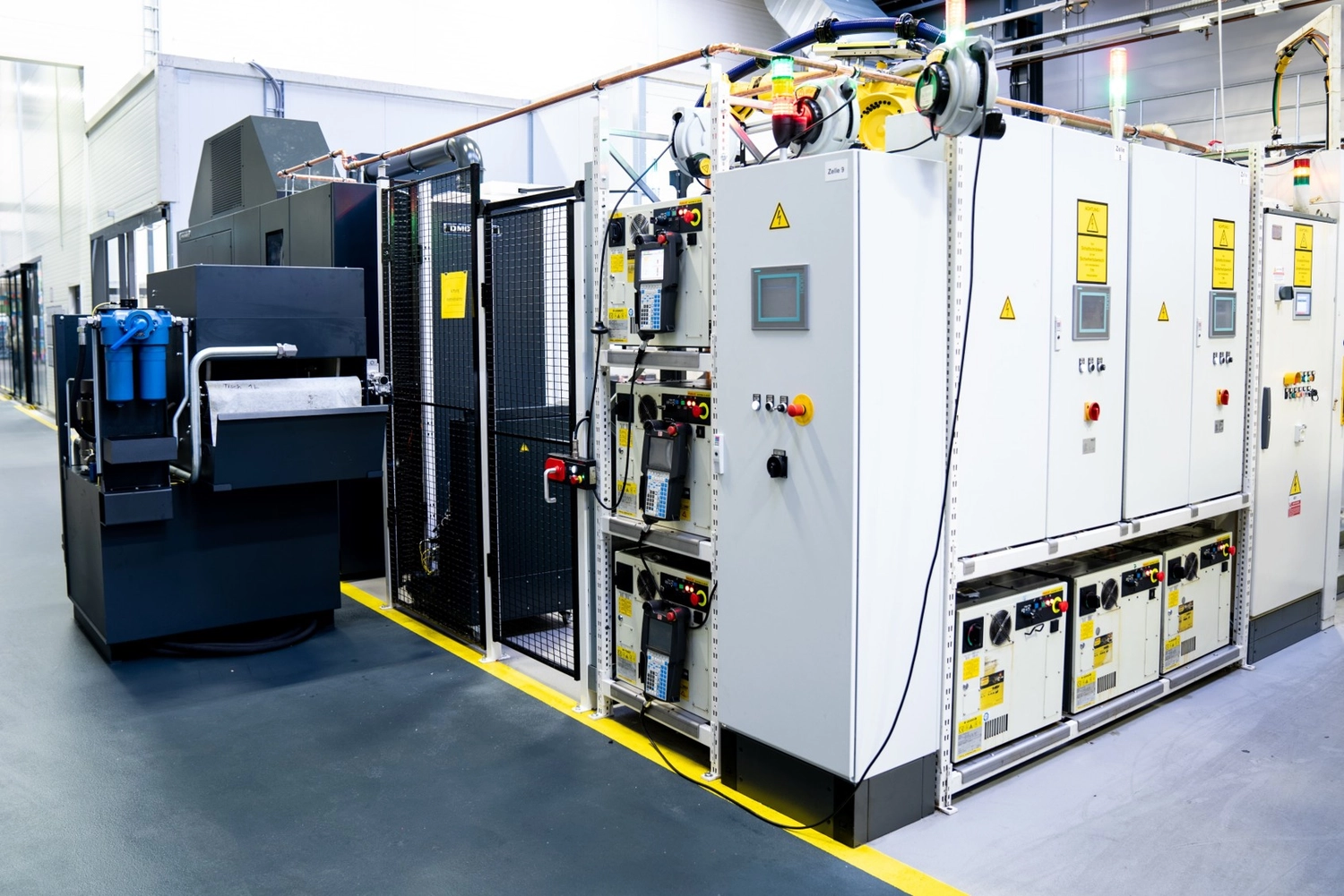 WI Automtisierungstechnik GmbH - Industrielle Automatisierung - Industrielles Automatisierungssystem, wahrscheinlich eine Roboterzelle zum Beladen von CNC-Maschinen.